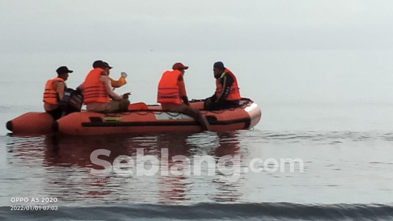 Tim Sar Mencari Nelayan Yang Hilang Saat Petir Menyambar Seblang