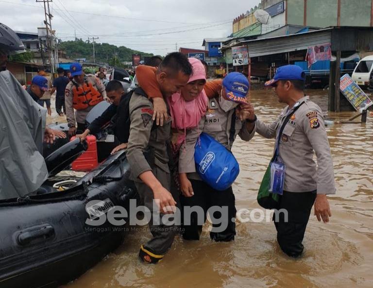 Personel Gabungan Tni Polri Dan Basarnas Dikerahkan Evakuasi Korban Bencana Banjir Dan Tanah 7680